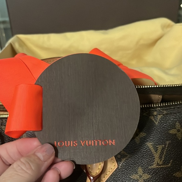 Selling a Louis Vuitton, two of them. - Picture 14 of 16